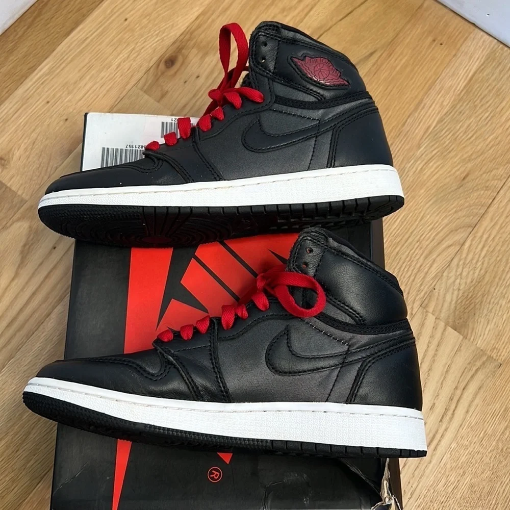 Nike Air Jordan 1 Retro High OG Black Gym Red White GS Size 4Y